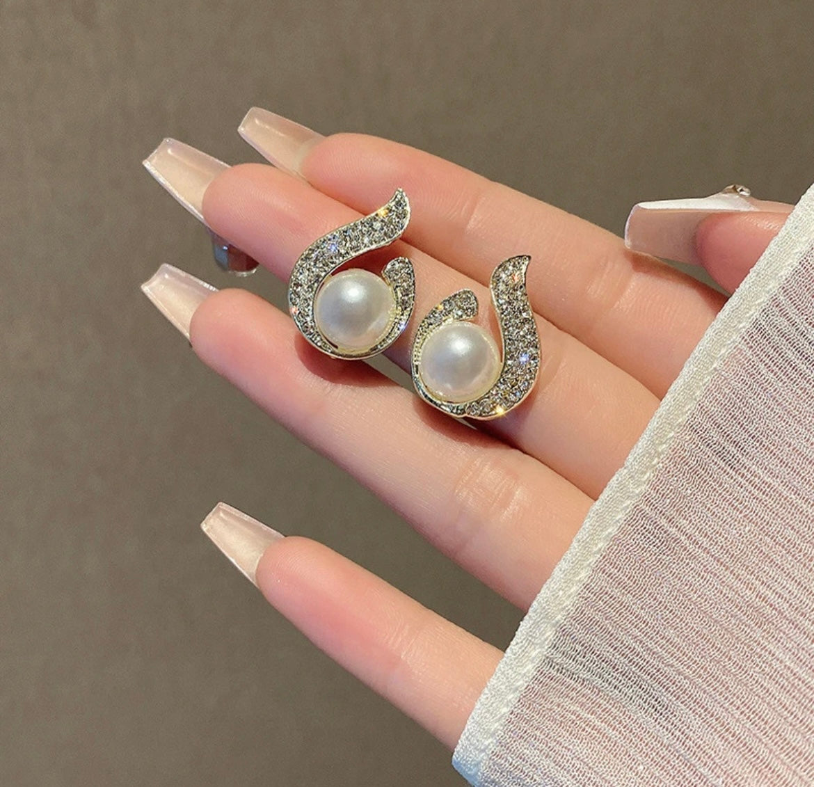 Emily Pearl Earrings