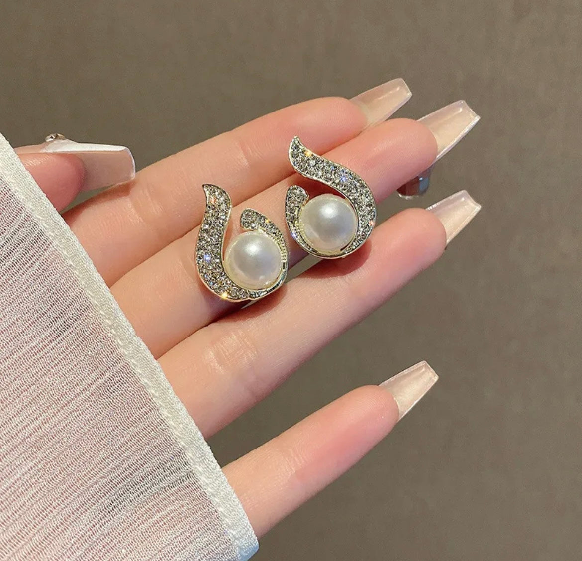 Emily Pearl Earrings