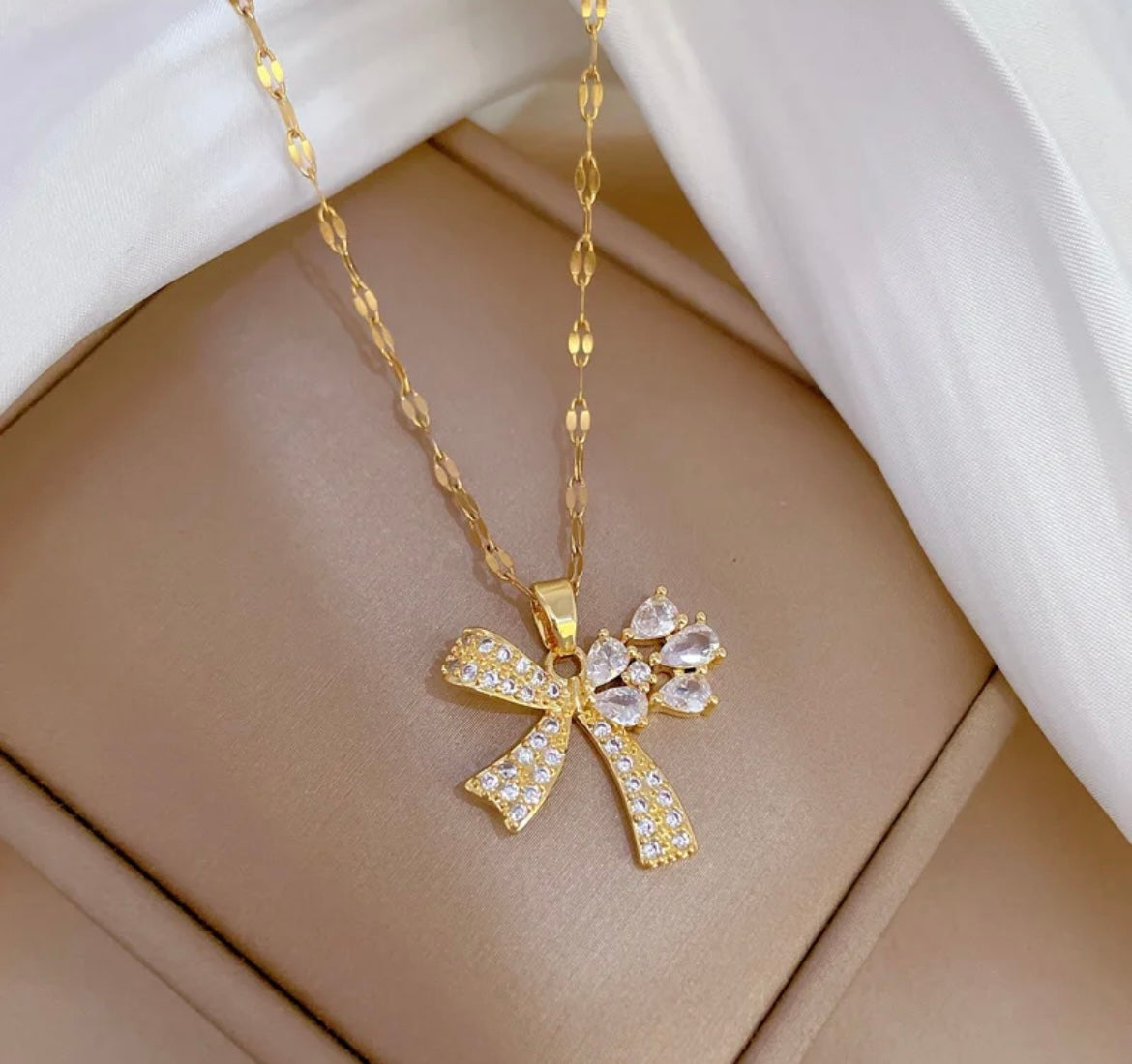 Pearl Stone Pendant (FLAT 50% OFF RIGHT NOW)