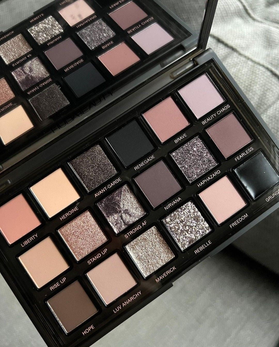 HUDAMOJI Pretty Grunge Eyeshadow Palette