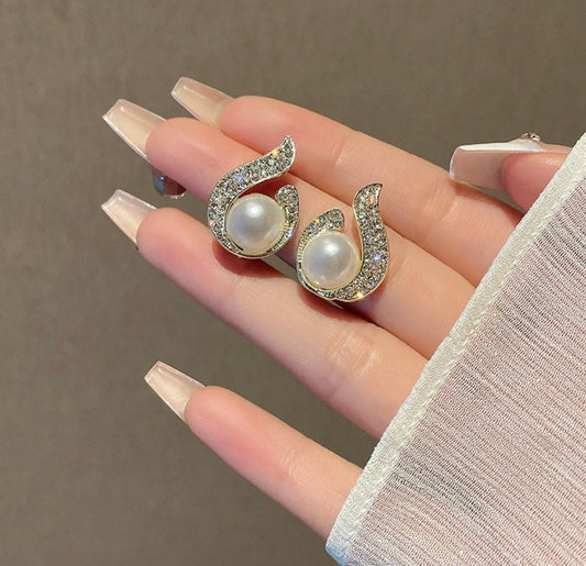 Emily Pearl Earrings